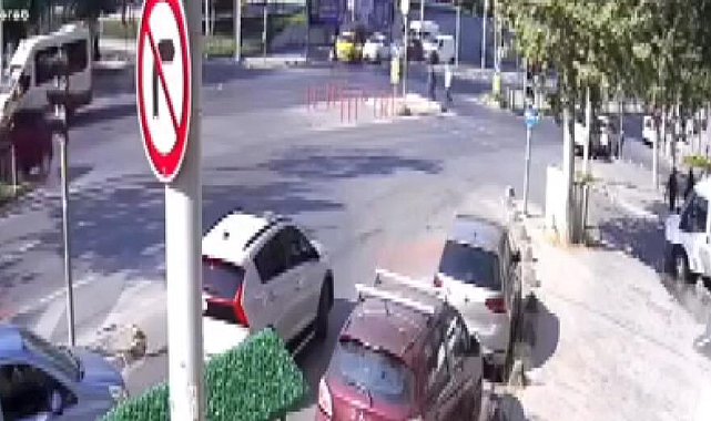 Sultangazi'de yayaya çarpmamak için manevra yaptı; trafik ışığına çarptı