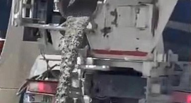 Sultangazi'de yola beton döken mikser trafikten men edildi