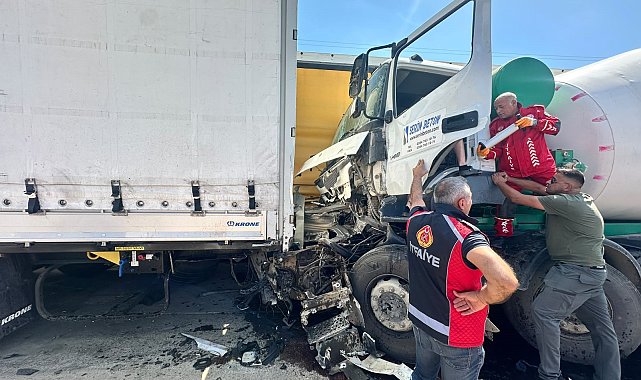 Sürücüsünün direksiyon başında uyuduğu beton mikseri 2 TIR'a çarptı; 1 yaralı