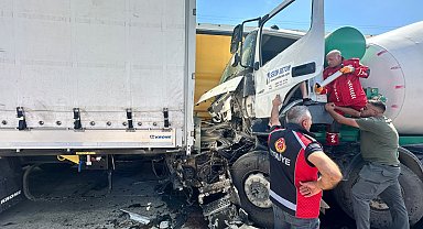 Sürücüsünün direksiyon başında uyuduğu beton mikseri 2 TIR'a çarptı; 1 yaralı