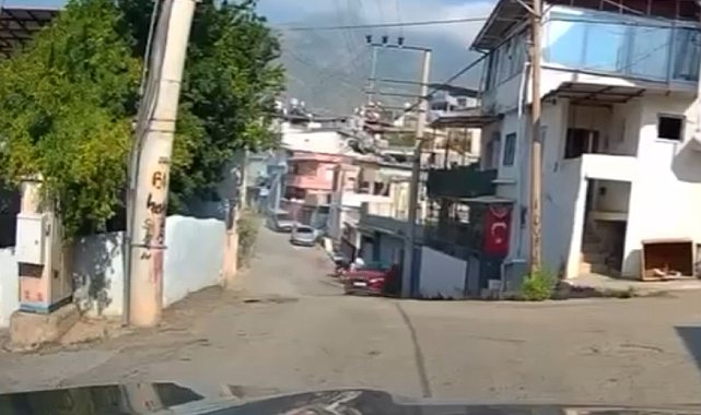 Sürücüsünün yol vermek için geri manevra yaptığı otomobil duvara çarptı; kaza kamerada