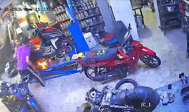 Tamir sırasında alev alan motosikletteki yangını üfleyerek söndürdü; o anlar kamerada
