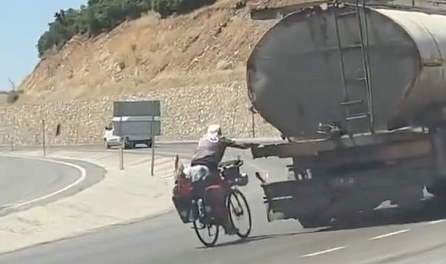 Tankere tutunup yolculuk yapan bisikletli kamerada