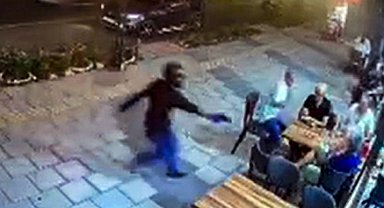 Tantunicide oturan site yöneticisine silahlı saldırıda yaralandı; olay anı kamerada