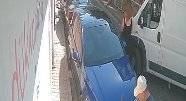 Tapu satışı sonrası düşürülen parayı bulup aldı; o anlar kamerada