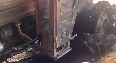 Tarlada çıkan yangında traktör ve patoz makinesi yandı