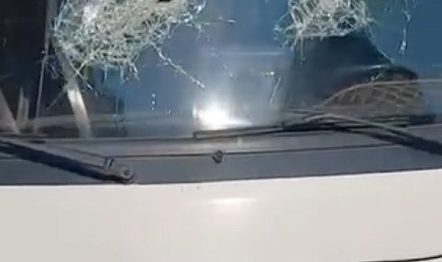 Tartıştığı dolmuş şoförünü darbedip, aracının camlarını sopayla kırdı