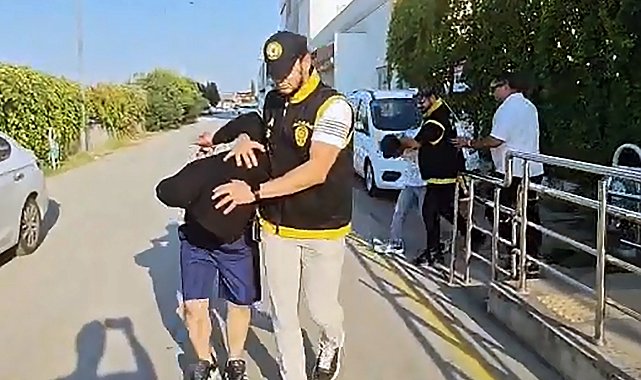 Tartıştıkları ev arkadaşlarını bıçaklayıp öldürdüler, içeride kilitli kalıp yardım isteyince yakalandılar