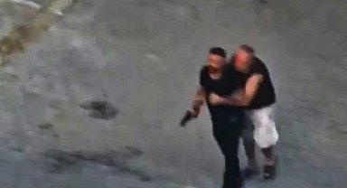 Taziye evindeki kavgada silah çekip husumetlilerini kovaladı