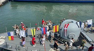 TCG Karşıyaka gemisi Zafer Bayramı'nda ilk kez ziyarete açıldı