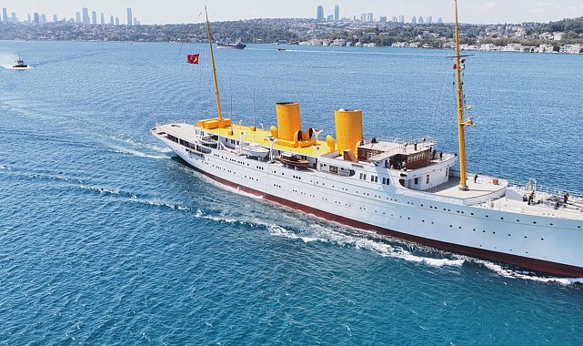 TCG Savarona gemisi İstanbul Boğazı'ndan geçti