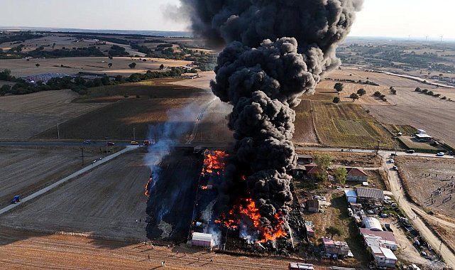 Tekirdağ'da geri dönüşüm tesisinde yangın; 4 ev ile 1 otomobil zarar gördü