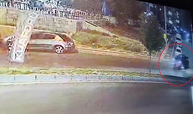 Ters yönde ilerlerken motosiklet devrildi, sürücü otomobilin altında kalmaktan son anda kurtuldu
