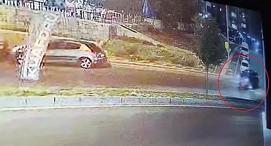 Ters yönde ilerlerken motosiklet devrildi, sürücü otomobilin altında kalmaktan son anda kurtuldu