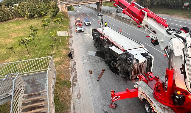 TIR devrildi, trafikte aksamalar yaşandı