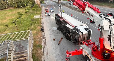 TIR devrildi, trafikte aksamalar yaşandı