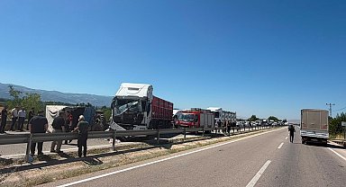 TIR ile çarpışan traktörün sürücüsü yaralandı