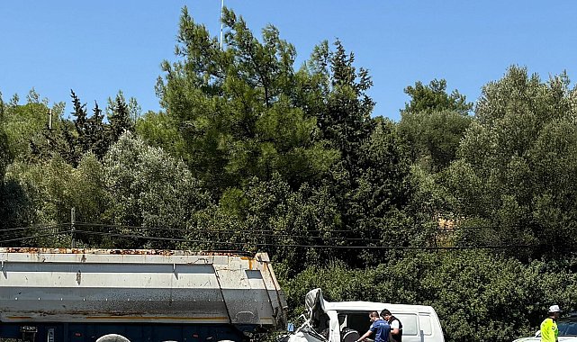 TIR'a arkadan çarpan minibüsün sürücüsü öldü
