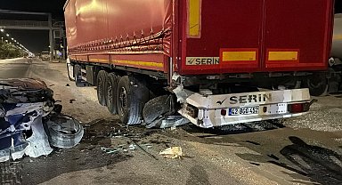 TIR'a çarpan otomobil, hurdaya döndü; sürücü yaralandı