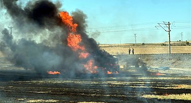 TIR'daki yangın, tarlaya sıçradı