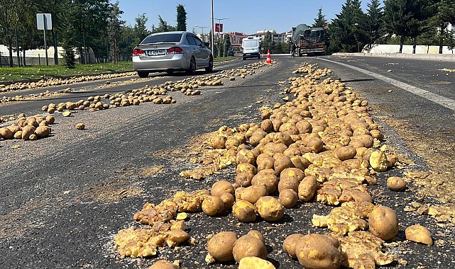 TIR'ın dorsesindeki 1 ton patates yola döküldü, ulaşım aksadı