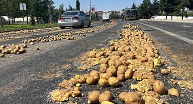 TIR'ın dorsesindeki 1 ton patates yola döküldü, ulaşım aksadı