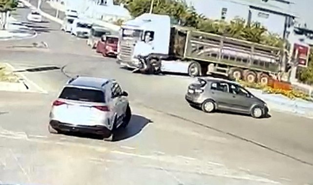 TIR'la çarpışan motosikletin sürücüsü yaralandı; kaza kamerada