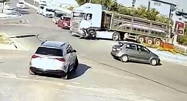 TIR'la çarpışan motosikletin sürücüsü yaralandı; kaza kamerada