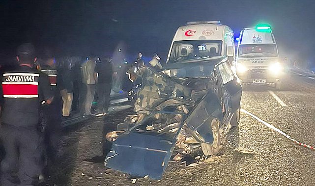 Traktörün römorkuna çarpan otomobildeki çift öldü