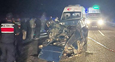 Traktörün römorkuna çarpan otomobildeki çift öldü