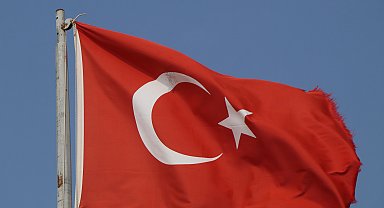 Türk bayrağına tüfekle zarar verildi