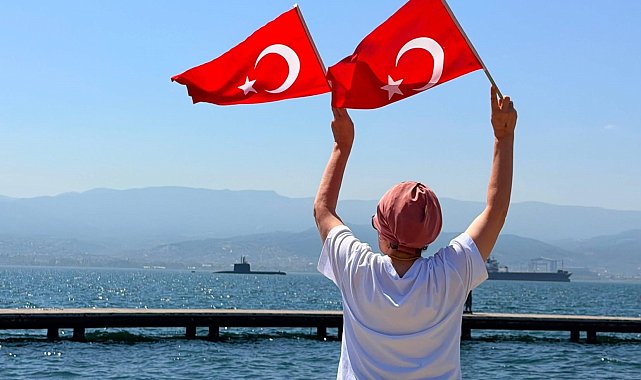 Türk donanmasından 'TEKNOFEST Mavi Vatan' kapsamında İzmit Körfezi'nde selamlama geçişi
