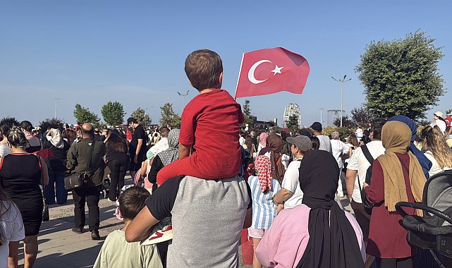 Türk Yıldızları, Atatürk'ün Yalova'ya gelişinin 97'nci yıl dönümünde gökyüzünü renklendirdi