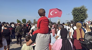 Türk Yıldızları, Atatürk'ün Yalova'ya gelişinin 97'nci yıl dönümünde gökyüzünü renklendirdi