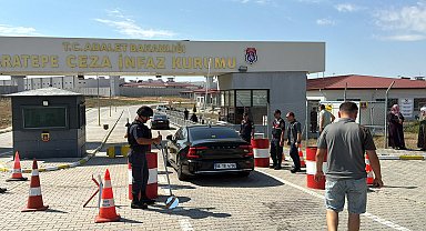 Ümit Özdağ, cezaevindeki Sinem Dedetaş ile Oğuzhan Uğur'u ziyaret etti