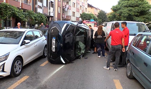 Ümraniye'de park halindeki araçlara çarparak devrilen otomobilin sürücüsü yaralandı