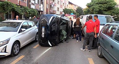 Ümraniye'de park halindeki araçlara çarparak devrilen otomobilin sürücüsü yaralandı