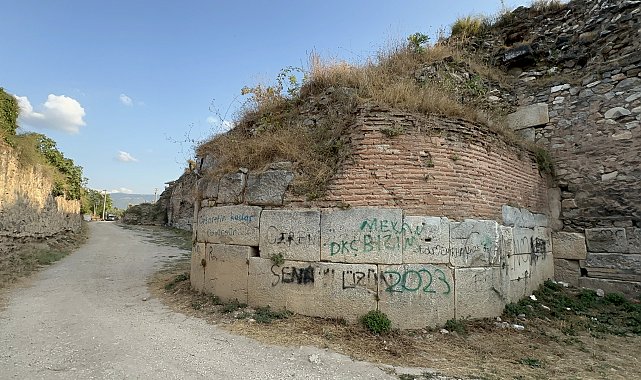 UNESCO geçici listesindeki İznik'te tarihi surlara sprey boyayla zarar verdiler
