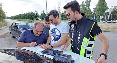 Uygulamadan çağırdığı korsan taksiciyi yakalattı, kendisine de ceza yazıldı