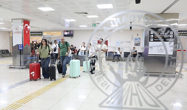 Van-Tahran arasında ilk uçuş gerçekleşti; İranlı turistler çiçeklerle karşılandı