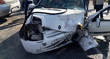 Van'da iki otomobil kafa kafaya çarpıştı: 7 yaralı