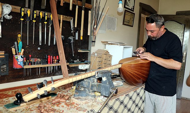 Vanlı 25 yıllık usta, ürettiği bağlamaları yurt dışına gönderiyor
