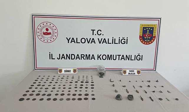 Yalova'da durdurulan araçta 228 sikke ile 28 tarihi obje ele geçirildi