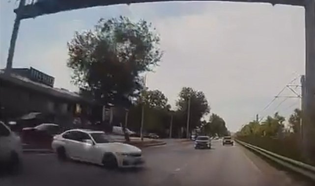 Yarışan iki otomobilin çarpıştığı kaza kamerada