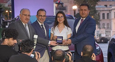 YKS'de Türkiye birincisi olan 3 öğrenciye Togg hediye edildi
