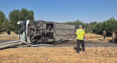 Yolcu otobüsü devrildi: 22 yaralı