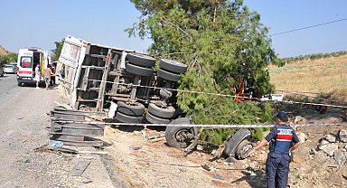 Yolcu otobüsü, kamyona arkadan çarptı: 1 ölü, 7 yaralı