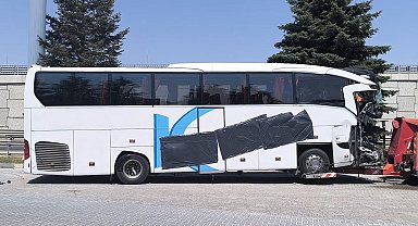 Yolcu otobüsü kamyonete arkadan çarptı: 1 ölü, 15 yaralı