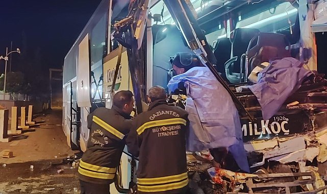Yolcu otobüsü TIR'a çarptı: 2 ölü, 17 yaralı