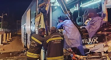 Yolcu otobüsü TIR'a çarptı: 2 ölü, 17 yaralı